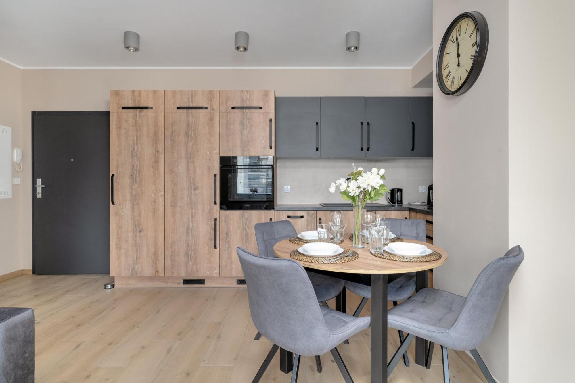 Cosy And Bright Apartment With Parking In Poznan By Noclegi Renters Exterior photo